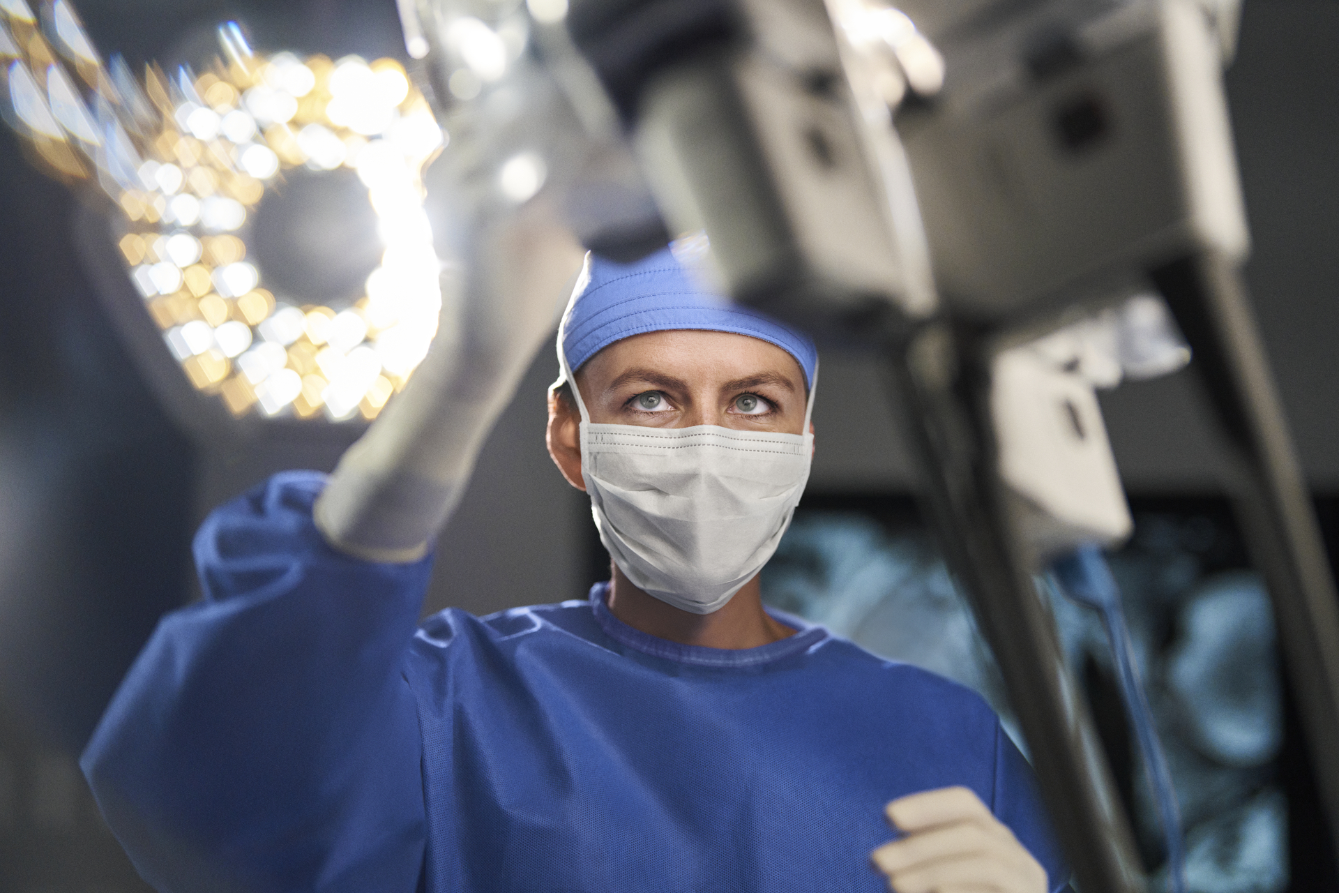 Miembro del personal de quirófano en el quirófano cambiando una herramienta