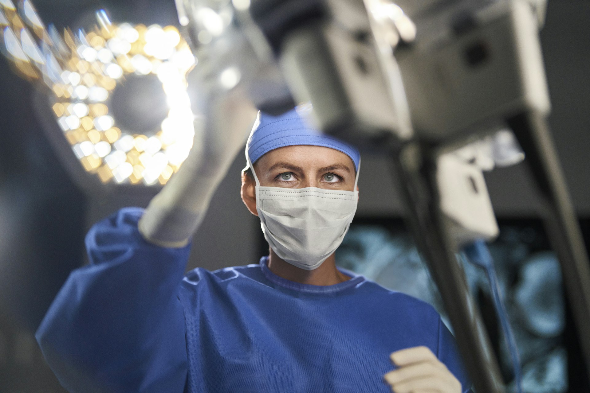 Membro del personale in sala operatoria che cambia un utensile