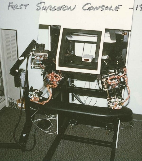 La prima console per chirurghi di Intuitive