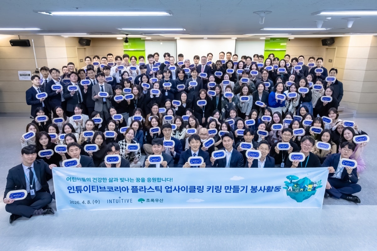 [참고 사진 2] 인튜이티브 재단 캐서린 모어 대표&인튜이티브 임직원 플라스틱 업사이클링 키링 만들기 봉사활동